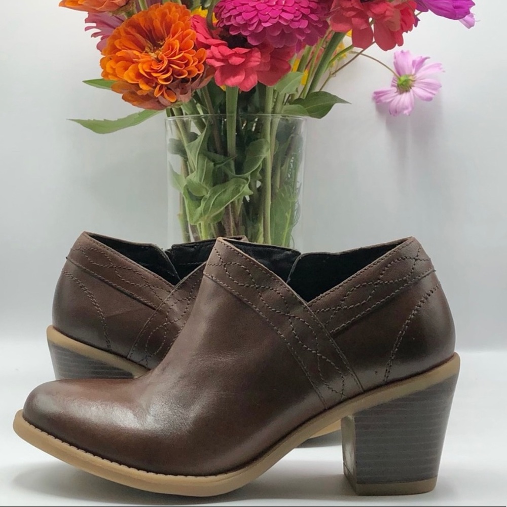 Earth Lina Austin Leather Booties